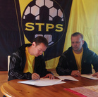 Työsopimusta allekirjoittamassa Markus Ihalainen ja Juniori STPS pj. Tommi Tuunainen.